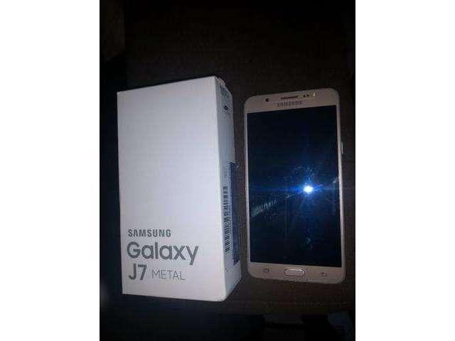 Smartphone Samsung Galaxy J7 metal dourado