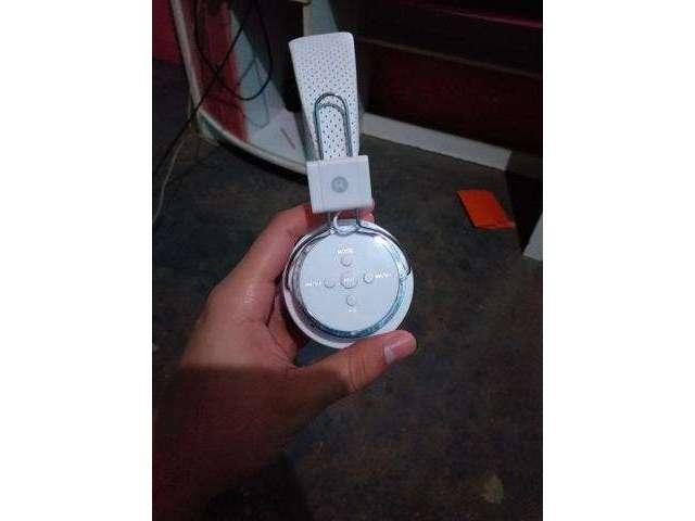Vendo esse fone bluetooth seminovo