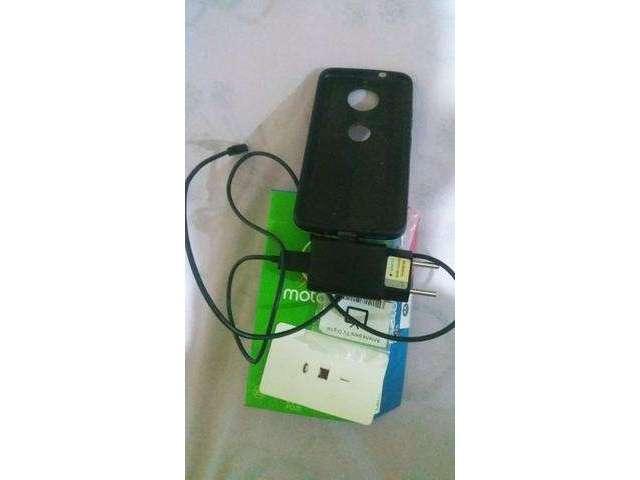Vendo um moto g5s plus por 500 sem menos