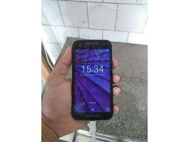 Moto g3 com polcas marcas de uso pra desapegar logo