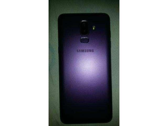 Samsung j8 violeta