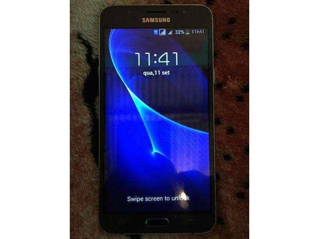 Celular J7