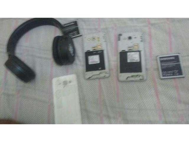 Dois Samsung e um fone JBL